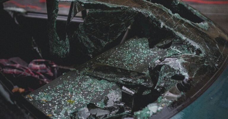Para-brisa de carro estilhaçado após acidente de trânsito, em imagem que ilustra colisão