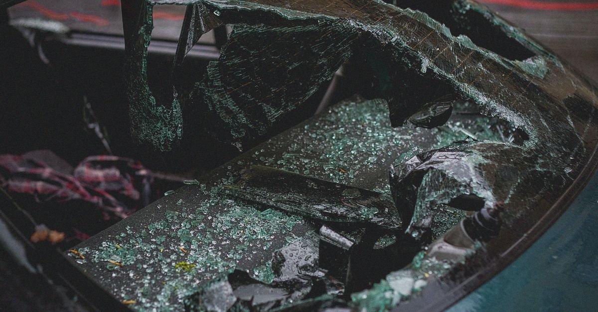 Para-brisa de carro estilhaçado após acidente de trânsito, em imagem que ilustra colisão