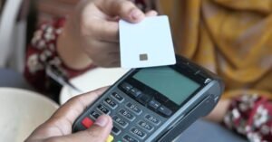 Cartão com chip aproximado de uma maquininha de pagamento
