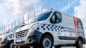 Furgões brancos da Polícia Militar do Distrito Federal estacionados lado a lado