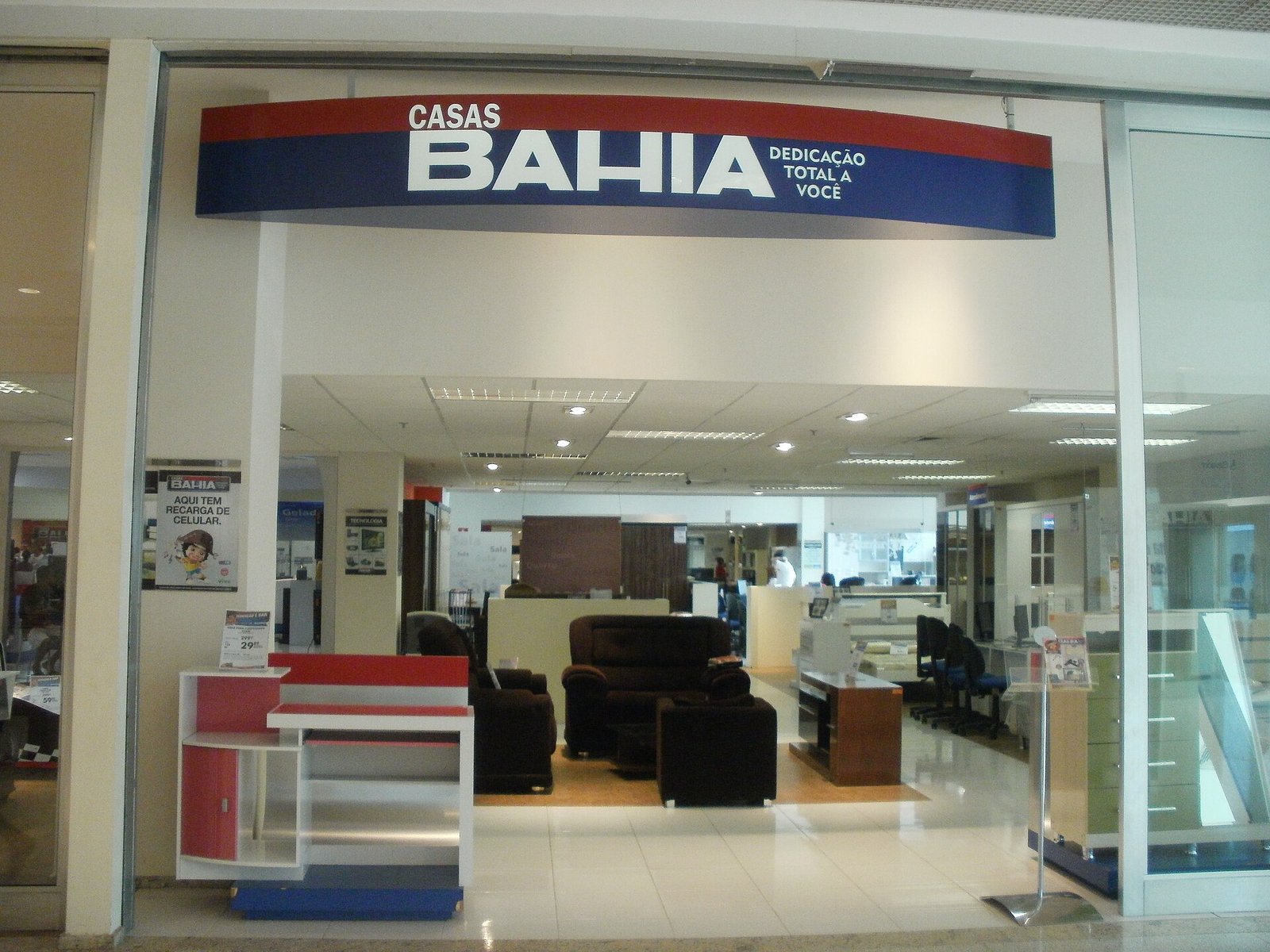 Entrada de uma loja da Casas Bahia em shopping, com letreiro da marca acima do vão