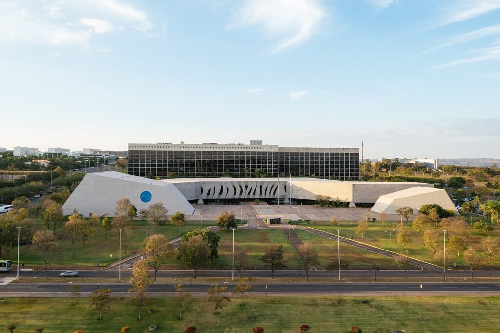Vista da fachada do edifício sede do Superior Tribunal de Justiça, em Brasília, com a Esplanada ao fundo