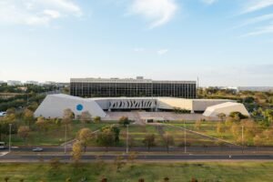 Vista da fachada do edifício sede do Superior Tribunal de Justiça, em Brasília, com a Esplanada ao fundo