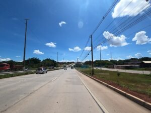 Pista da BR-070 no Distrito Federal com veículos em movimento
