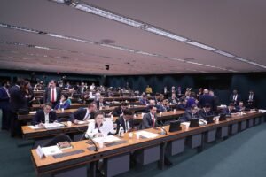 Sala de reunião da Comissão de Constituição e Justiça da Câmara dos Deputados com parlamentares nas bancadas