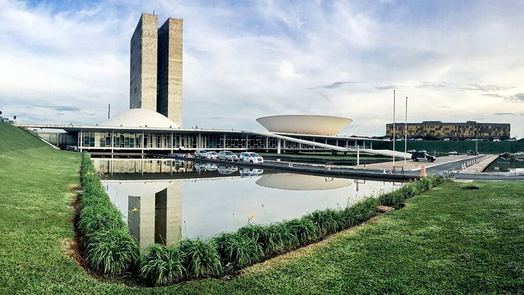 Fachada do Congresso Nacional, em Brasilia, com o espelho d'agua em primeiro plano