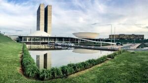 Fachada do Congresso Nacional, em Brasilia, com o espelho d'agua em primeiro plano