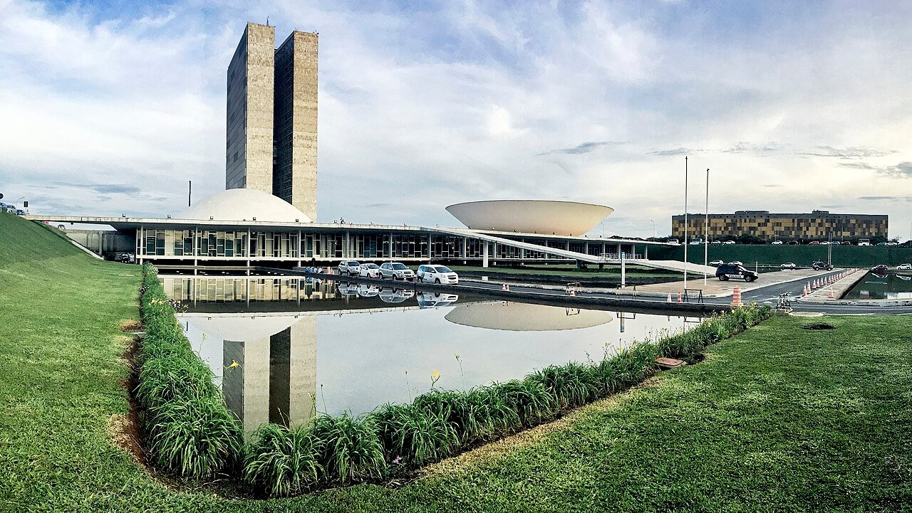 Fachada do Congresso Nacional, em Brasilia, com o espelho d'agua em primeiro plano