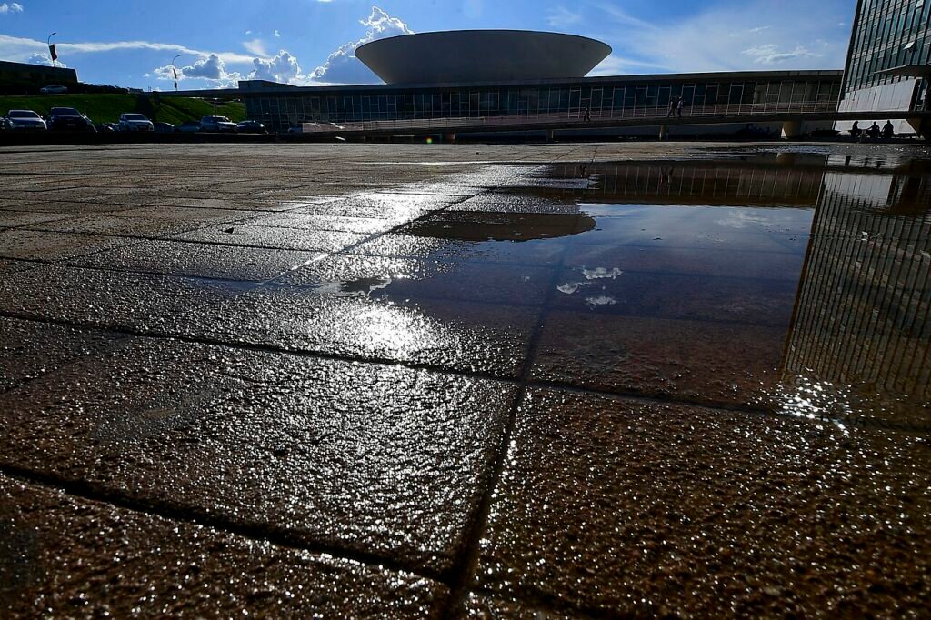 Fachada do Congresso Nacional com a cúpula do plenário da Câmara dos Deputados