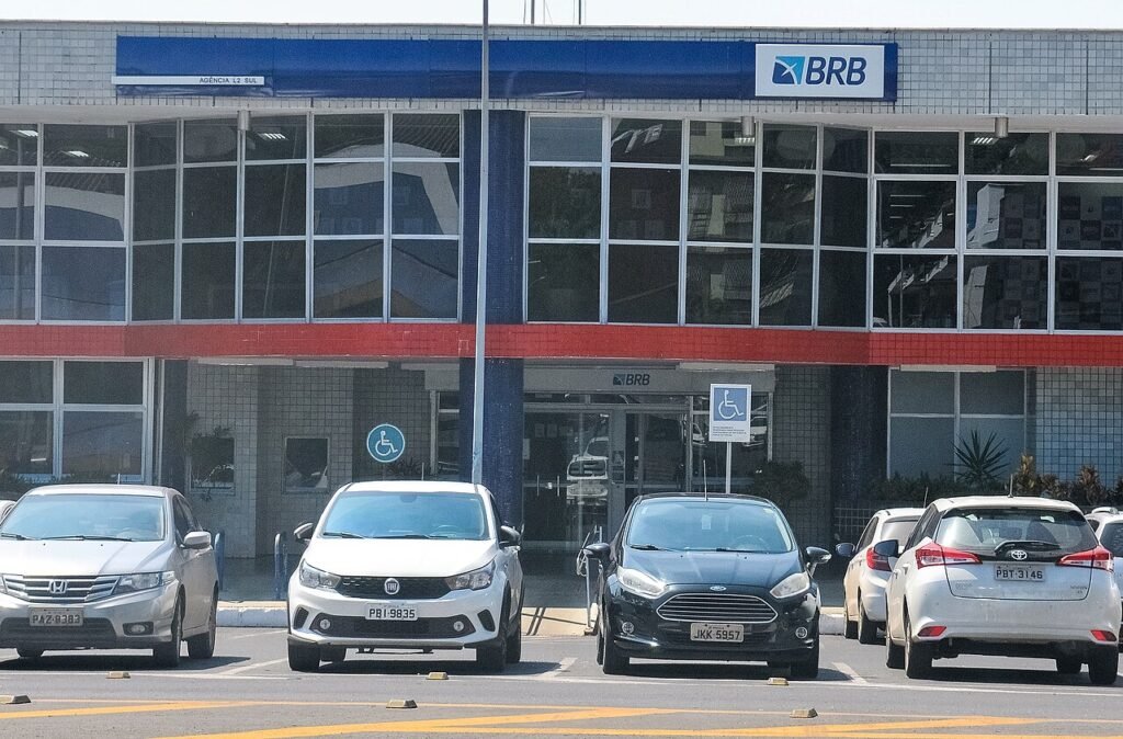 Fachada de agência do BRB na L2 Sul, em Brasília, com carros estacionados em frente