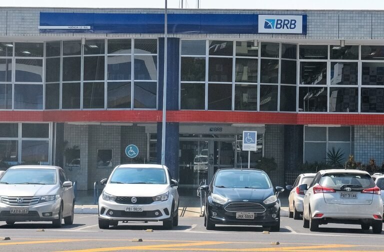 Fachada de agência do BRB na L2 Sul, em Brasília, com carros estacionados em frente