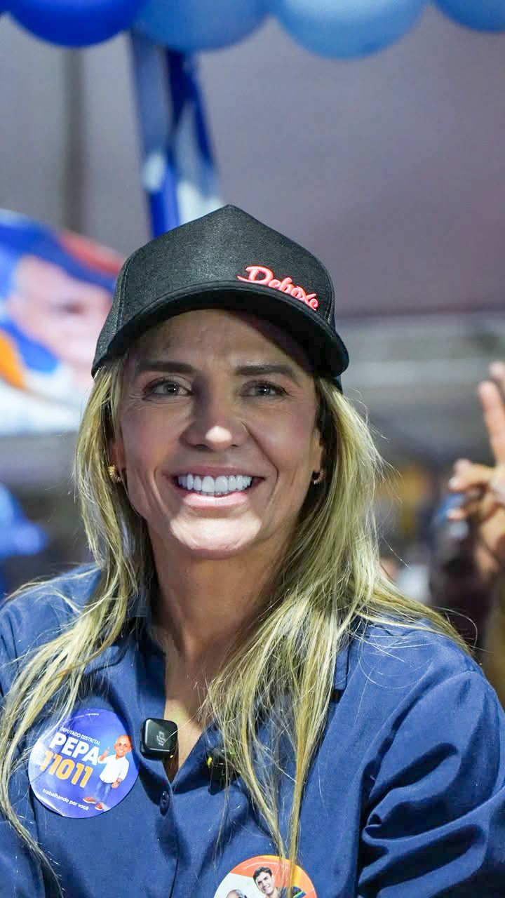 Celina Leão de boné da equipe de som que animou a inauguração do comitê