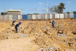 Operários trabalham na obra de uma nova UPA no Distrito Federal