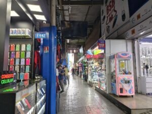 Corredor de lojas da Feira dos Importados, no SIA, em Brasília