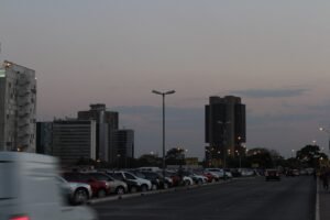 Torre do BRB à esquerda e o edifício-sede do Banco Central ao fundo, no Setor Bancário de Brasília, ao entardecer