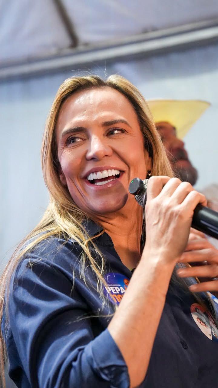 A governadora Celina Leão discursa no comitê de campanha de Pepa, em Planaltina