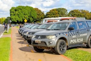 Viaturas do Batalhão de Choque da Polícia Militar do Distrito Federal enfileiradas em via de Brasília