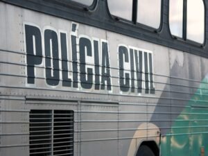 Lateral de veículo com a inscrição Polícia Civil