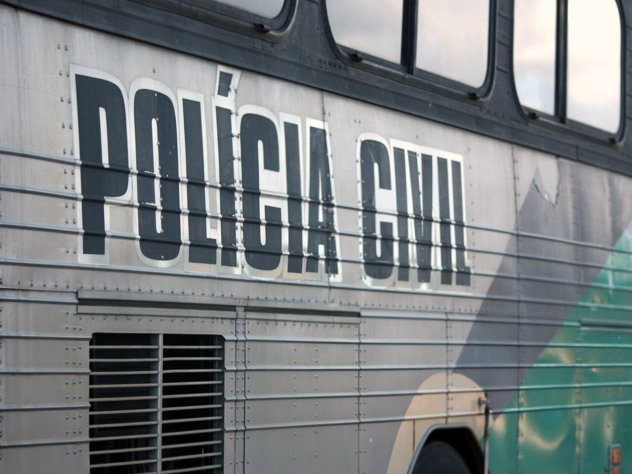Lateral de veículo com a inscrição Polícia Civil