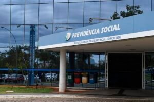 Fachada do edifício sede do INSS, em Brasília, com o letreiro Previdência Social