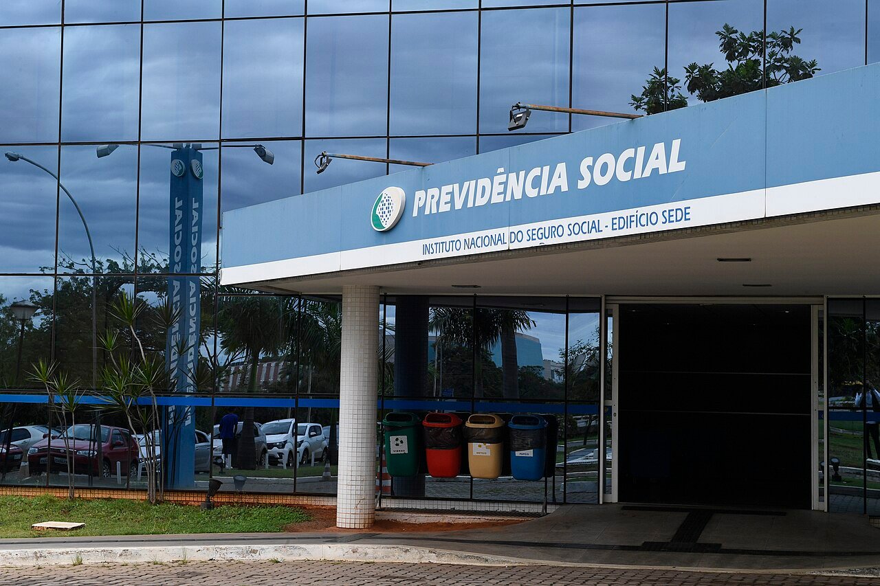 Fachada do edifício sede do INSS, em Brasília, com o letreiro Previdência Social