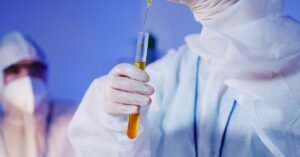 Profissional de laboratório com equipamento de proteção segura tubo de ensaio durante análise genética