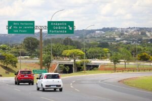Veículos trafegam em via expressa do Distrito Federal, na altura do acesso ao Núcleo Bandeirante