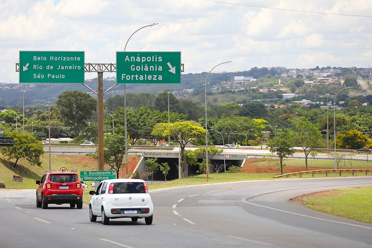 Veículos trafegam em via expressa do Distrito Federal, na altura do acesso ao Núcleo Bandeirante