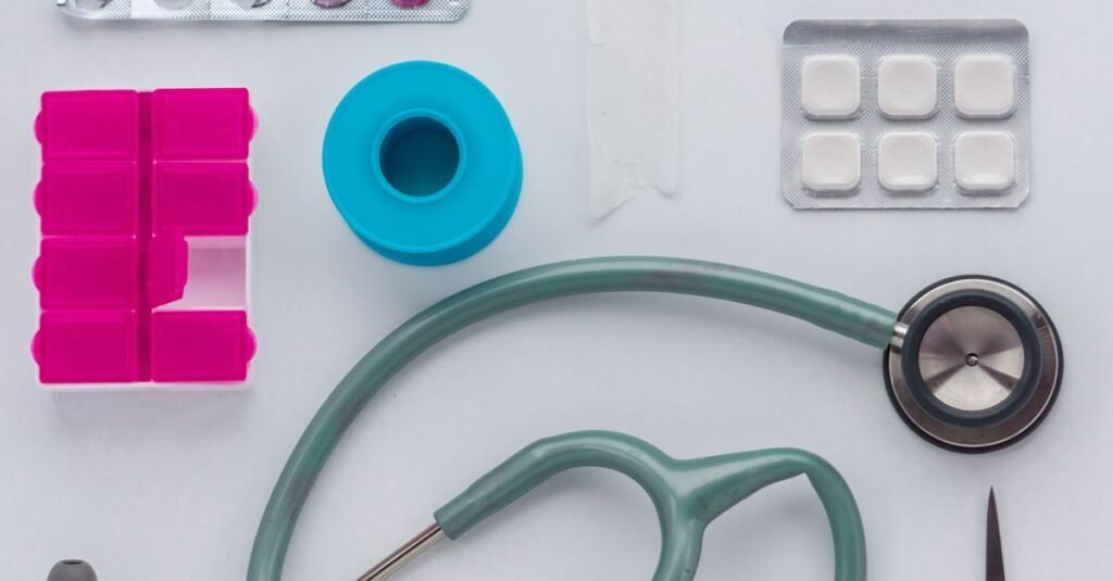 Estetoscópio, comprimidos e instrumentos médicos organizados sobre fundo branco