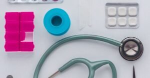 Estetoscópio, comprimidos e instrumentos médicos organizados sobre fundo branco