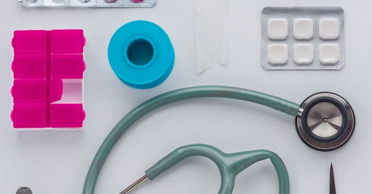 Estetoscópio, comprimidos e instrumentos médicos organizados sobre fundo branco