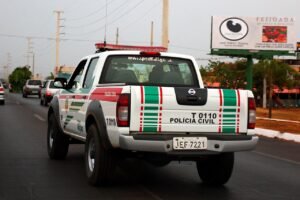 Viatura da Polícia Civil do Distrito Federal em movimento em via do DF