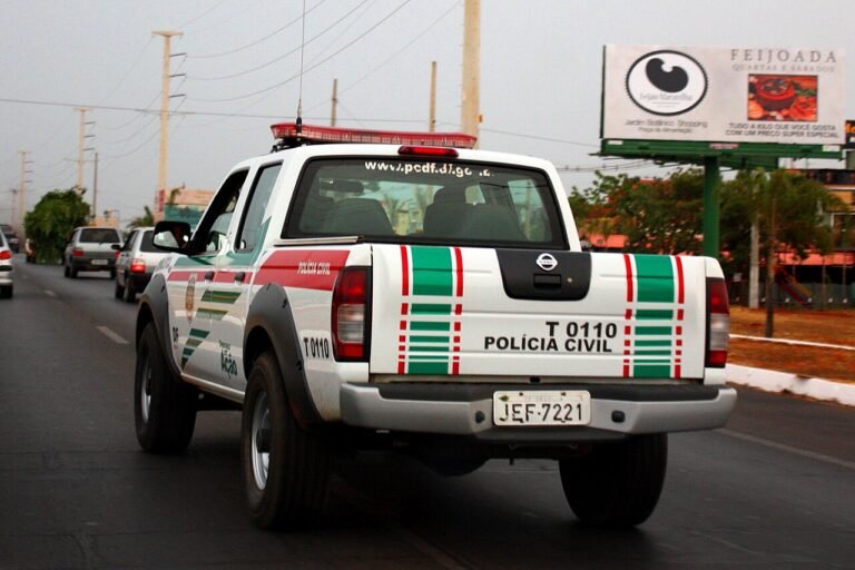 Viatura da Polícia Civil do Distrito Federal em movimento em via do DF