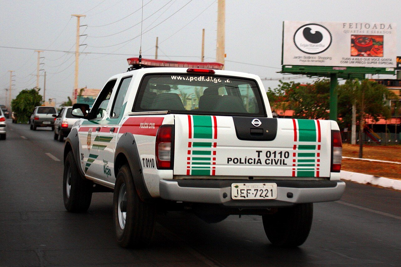 Viatura da Polícia Civil do Distrito Federal em movimento em via do DF