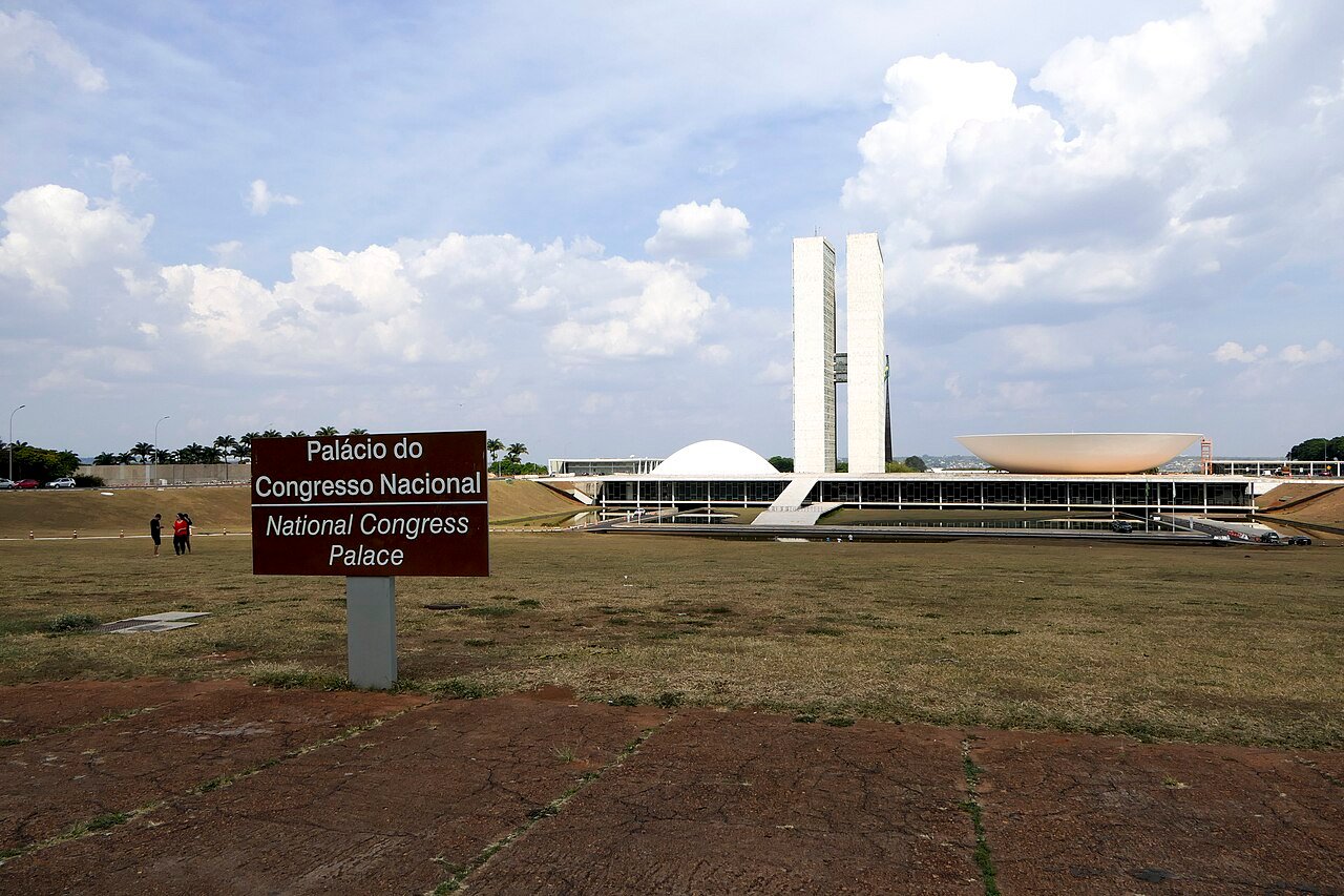 Palácio do Congresso Nacional visto do gramado da Esplanada dos Ministérios, em Brasília