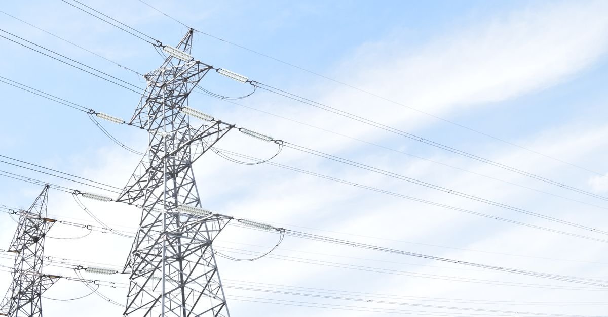 Torres de transmissão de energia elétrica contra o céu azul