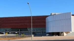 Fachada do edifício da Câmara Legislativa do Distrito Federal, em Brasília, sob céu azul