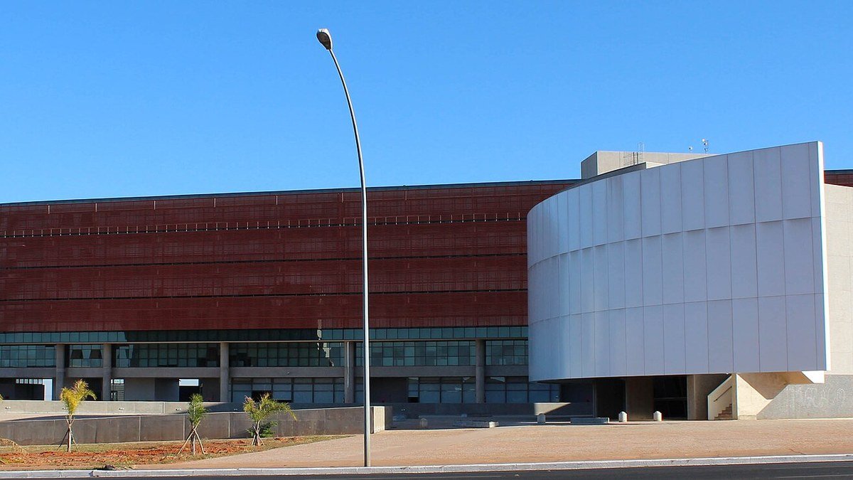 Fachada do edifício da Câmara Legislativa do Distrito Federal, em Brasília, sob céu azul