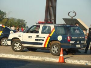Viatura da Polícia Militar do Distrito Federal estacionada em via de Brasília, com a Torre de TV ao fundo