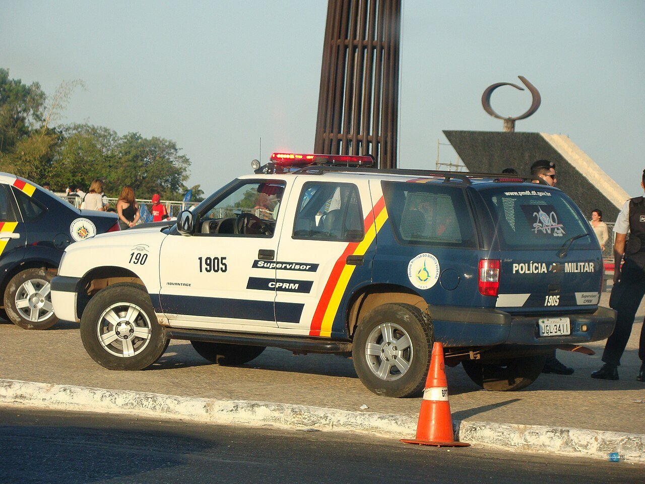 Viatura da Polícia Militar do Distrito Federal estacionada em via de Brasília, com a Torre de TV ao fundo