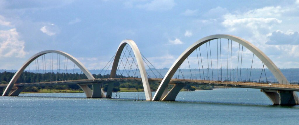 Ponte Juscelino Kubitschek com seus três arcos brancos sobre as águas do Lago Paranoá, em Brasília