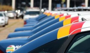 Fileira de viaturas da Polícia Militar do Distrito Federal estacionadas lado a lado em Brasília