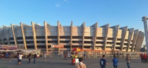 Fachada externa do Estadio Governador Magalhaes Pinto, o Mineirao, em Belo Horizonte, com torcedores chegando