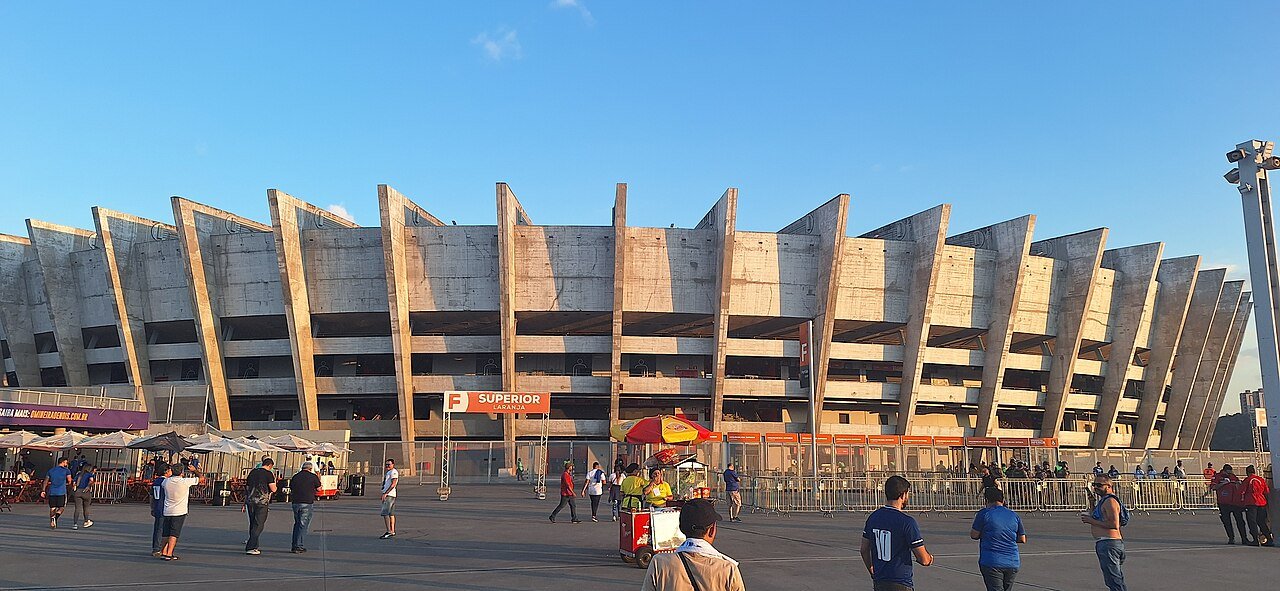 Fachada externa do Estadio Governador Magalhaes Pinto, o Mineirao, em Belo Horizonte, com torcedores chegando