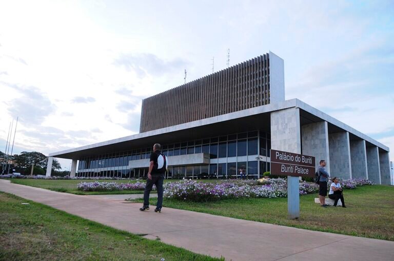 Fachada do Palacio do Buriti, sede do governo do Distrito Federal, com jardim florido em primeiro plano