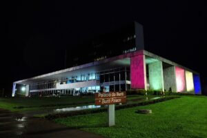Fachada iluminada do Palácio do Buriti, sede do Governo do Distrito Federal, à noite