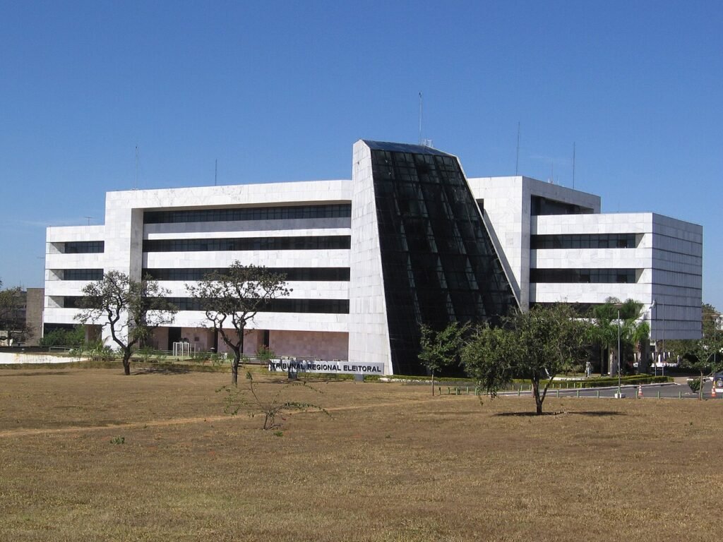 Fachada do edifício-sede do Tribunal Regional Eleitoral do Distrito Federal, em Brasília, sob céu azul