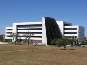 Fachada do edifício-sede do Tribunal Regional Eleitoral do Distrito Federal, em Brasília, sob céu azul