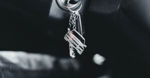 Chave de carro na ignição, em close, dentro de veículo