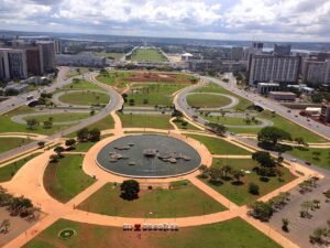 Vista aerea do Eixo Monumental de Brasilia com a Torre de TV e o Congresso Nacional ao fundo